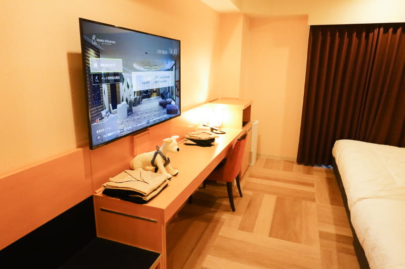 4つのベッドを繋いで犬が自由に歩ける「ONE BED FOURTH」ルーム