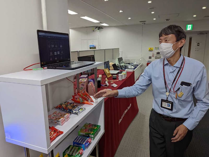 日立LGデータストレージ 開発本部 Software開発Team Team Leaderの市川紀元氏が説明するのは、重量センサーなしでもLiDAR装置だけで棚のどの位置に手があるかを錦することを示すデモ