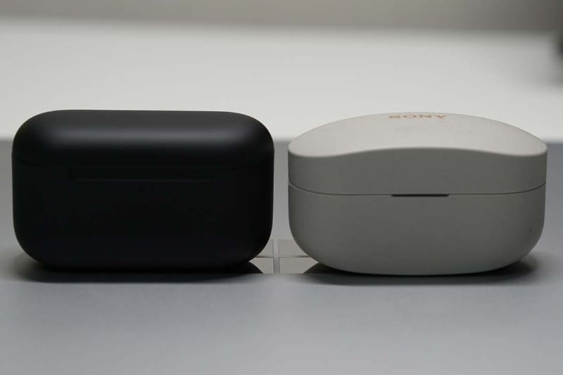 Echo Buds(左)とWF-1000XM4(右)のケース