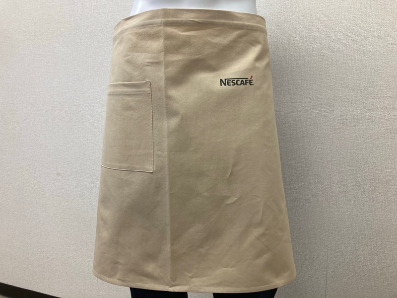 直営カフェ「ネスカフェ 原宿」でユニフォームとして使用されるエプロン