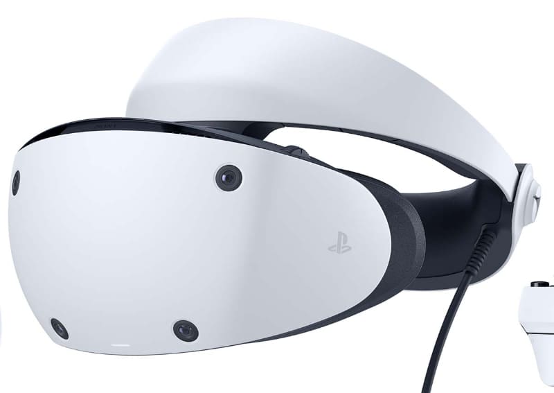 公開された写真からHMDの前面をアップで。4つの黒い丸が、周囲を認識するためのカメラだ