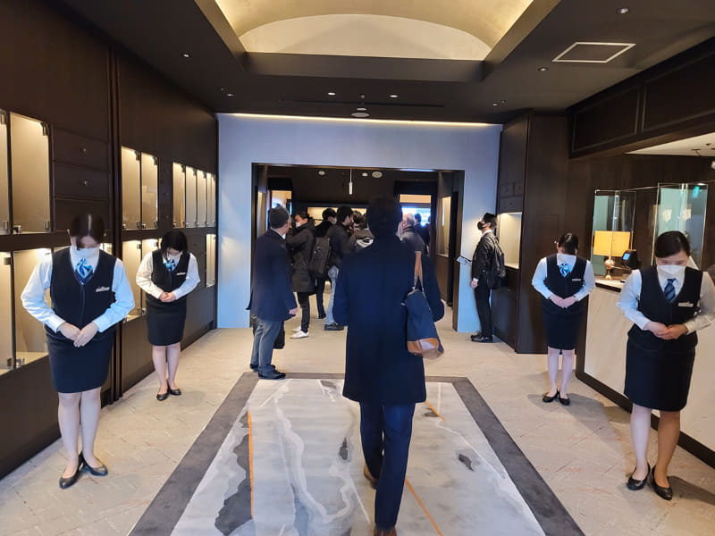 専用ゲートから入るとスタッフが出迎えてくれる