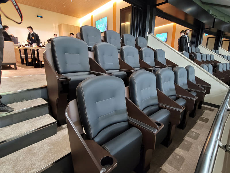 グラウンド側の席