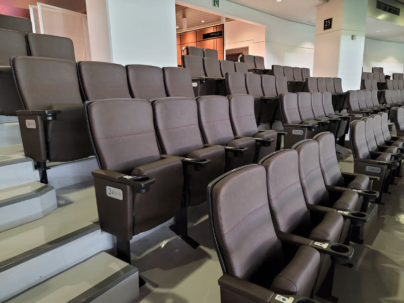 バルコニー側に並んだ座席も新調