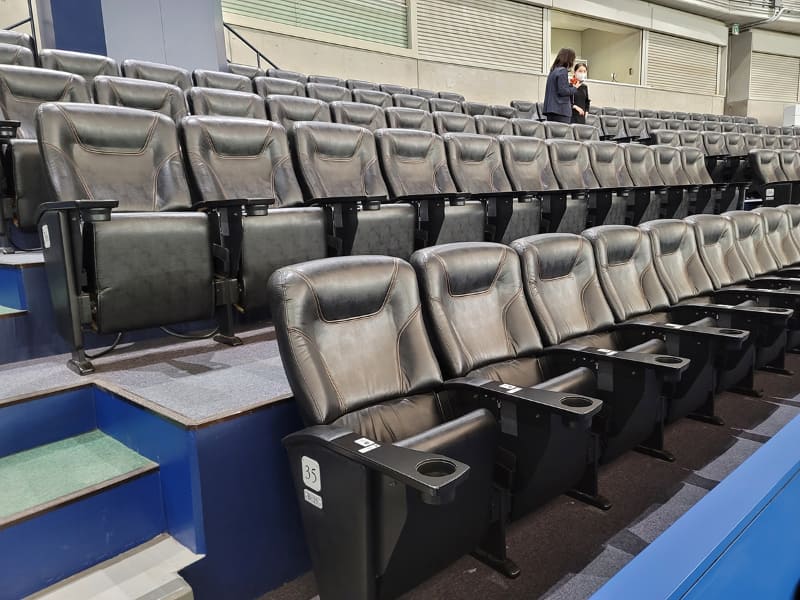 バックネット裏の「ダイヤモンドボックス」は、160席から290席に増設