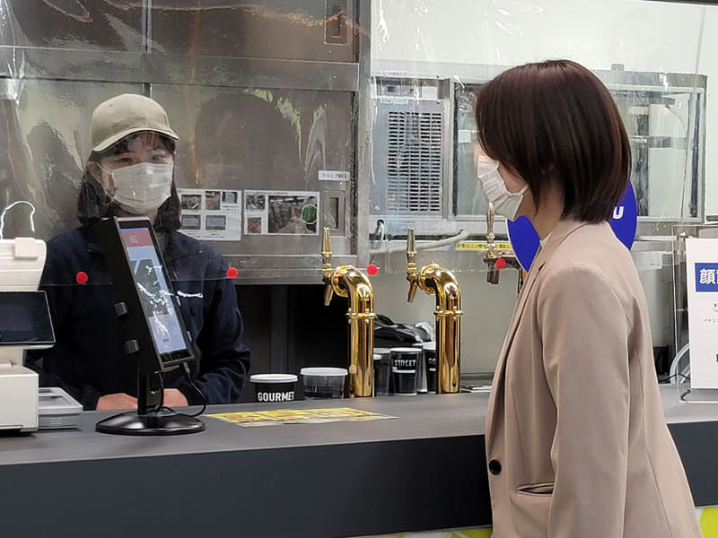 商品購入時に顔認証で決済が完了する