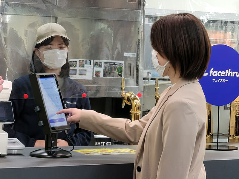 顔が照合された後、暗証番号を入力する必要があるが、端末には非接触で入力可能