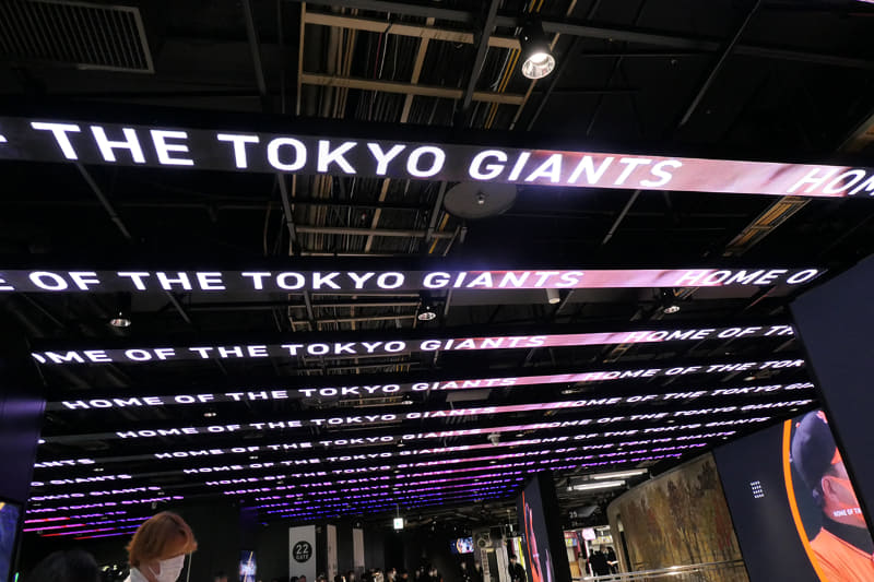 メインゲートの22ゲート天井には16本の天井LEDディスプレイ。非日常的な球場空間を演出
