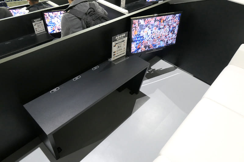 テーブル、中継用モニター、電源を備える