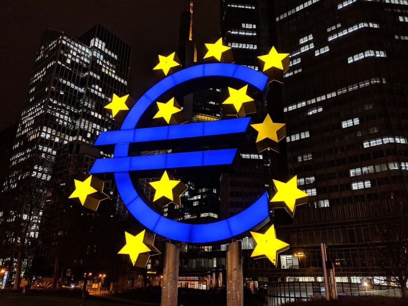 ドイツのフランクフルトにある、旧ECB(欧州中央銀行)前に設置されているユーロのサイン