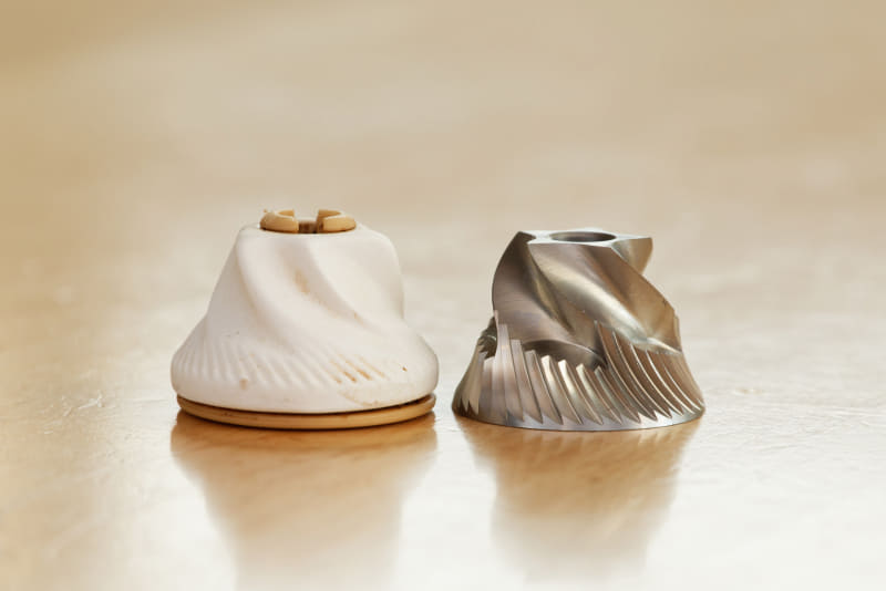 内部の歯を取り出してみると、そこそこ摩耗している様子(左)。右がBARISTA Proの金属歯