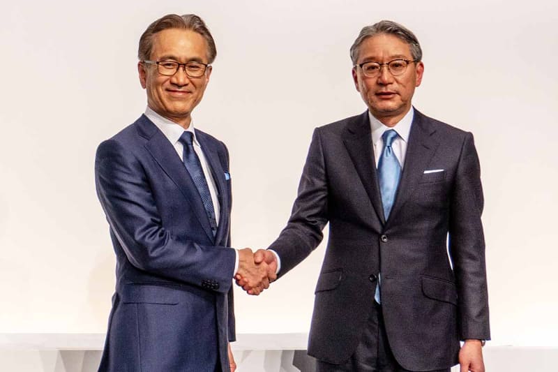 3月4日夕方に開かれた記者会見で握手する、ソニーグループ・吉田憲一郎社長(左)と、本田技研工業・三部敏宏社長(右)