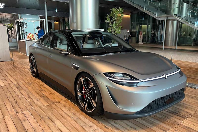 2020年に発表した試作車「VISION-S 01」。写真は、品川・ソニー本社ロビーに設置された実車