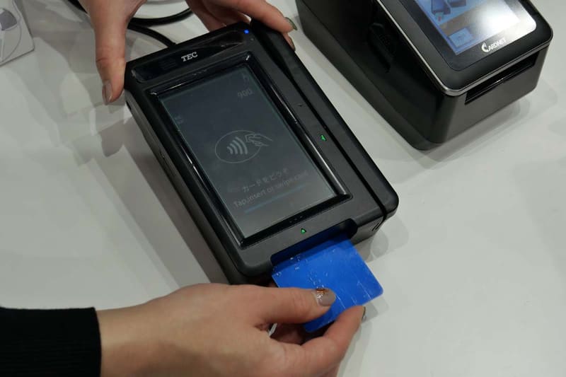 ICカードリーダは統合リーダライタの正面に用意され、利用客がカードを挿入しやくすくなっている