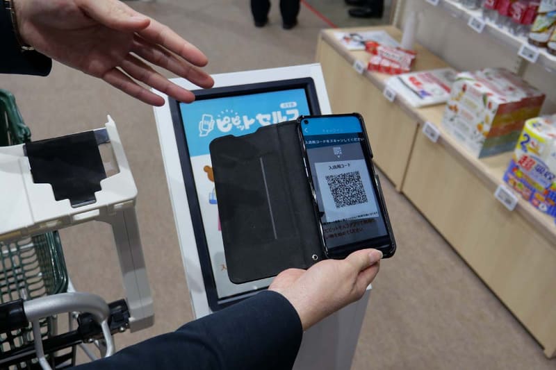 専用アプリで入店用QRコードを読み取って入店