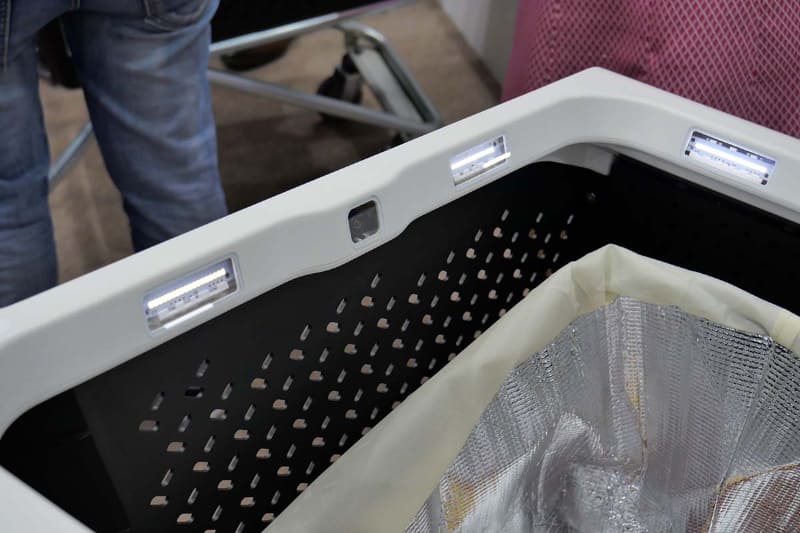 カート上部の前後左右にカメラが設置され、投入される商品を画像解析で識別する