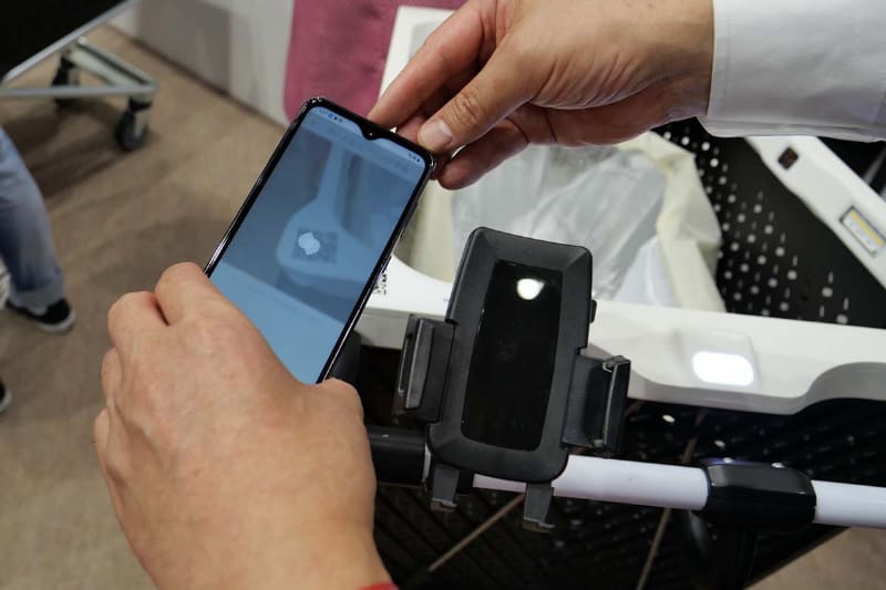 利用時には、専用アプリで画像認識AIカートのQRコードを読み取り、ユーザーとカートを連携