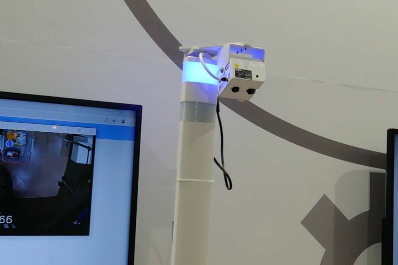 セルフレジ上部にカメラを設置して不正を検知する機能も展示