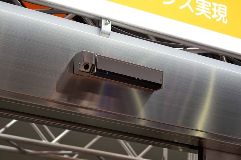 自動ドア上部にカメラを設置し、画像解析で人の属性や動きを検知し、自動ドアの動作やサイネージの表示内容などを制御する