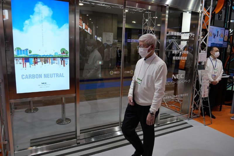 ドアに向かってくる人を検知するとドアが開き、ドアを横切る人のみを検知した場合にはドアは開かない