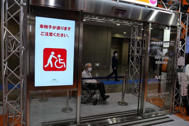 車椅子の人が近付くと、通常より長くドアが開くとともに閉まる速度が遅くなる