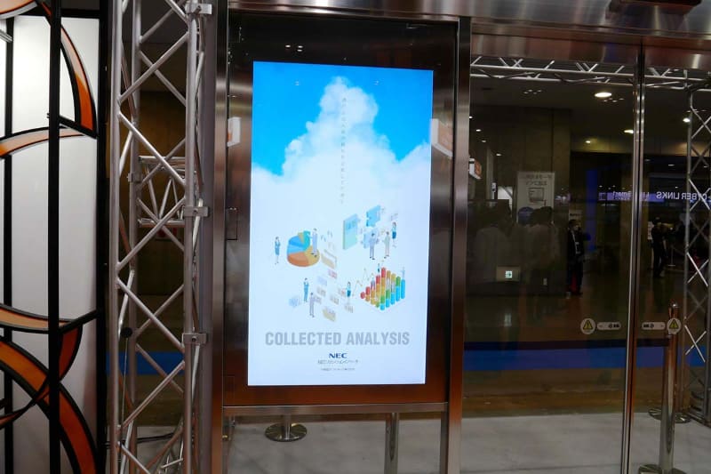 カメラで通行人の性別や年齢などの属性を検知し、その属性に合わせた広告や情報をサイネージに表示