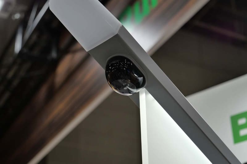 セルフレジ上部にこのようなカメラを設置し、クラウドでの画像解析で利用者や商品の動きを検知