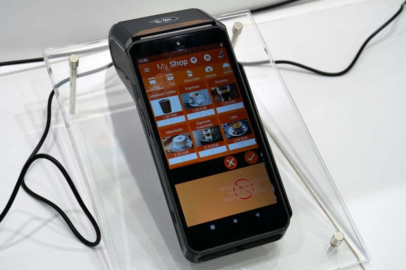 Ingenicoの最新オールインワンPOS端末「AXIUM DX8000」。OSにAndroid 10を採用し、セキュリティ性を向上。システムも強化され性能が向上している