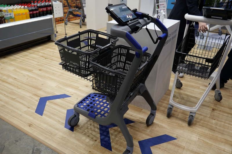 Retail AIの次世代スマートショッピングカート。大型タイプと、右奥の小型タイプがある