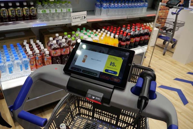 利用者の属性や購買情報から、カートのタブレット画面にレコメンドを表示する