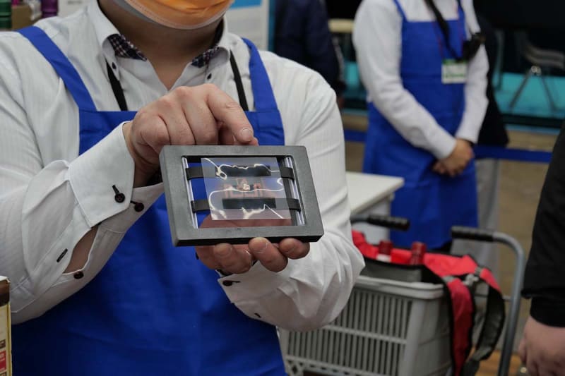 商品を置く棚に、このような形で設置して利用することも可能