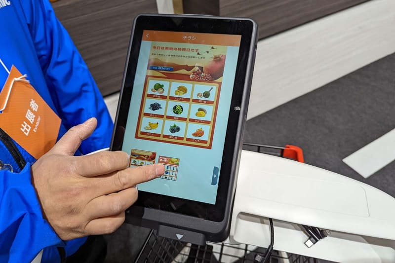 備え付けのタブレットでチラシの閲覧やバーコード(JANコード)のない商品の登録操作が行なえるほか、スマートフォンを充電するためのケーブルも用意されている