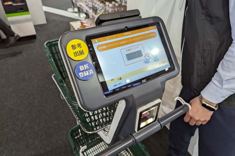 SMTSとリテールテックに出展されていた東芝テックのスマートカート。タブレット上のカードリーダーは会員カードのスキャンなどを想定しているようだ