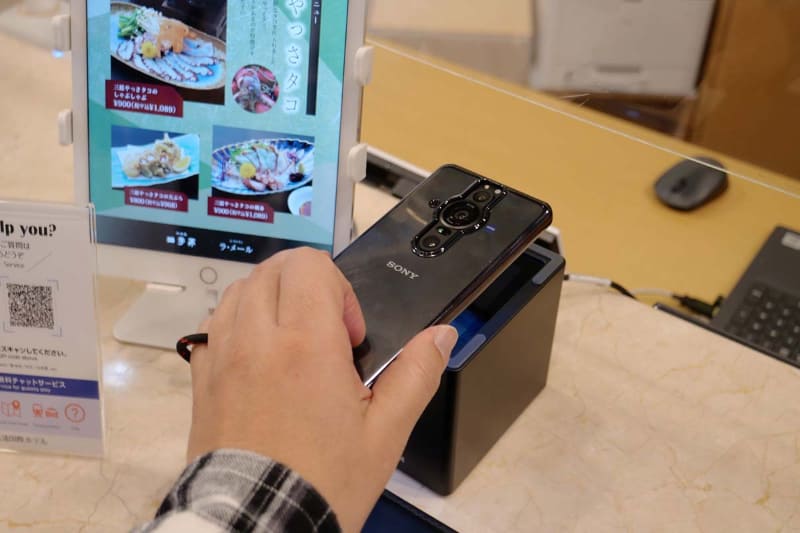 ホテルのQRコードリーダーにかざすとチェックイン完了