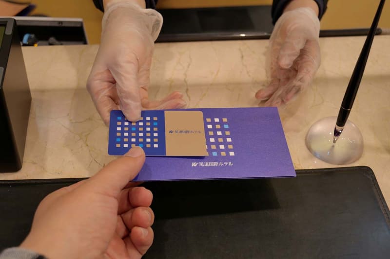 ノータッチステイサービスを利用することで完全無人対応も可能だが、尾道国際ホテルでは利用客へのサービス面も考慮して、あえてルームキーなどを手渡す有人対応を残している