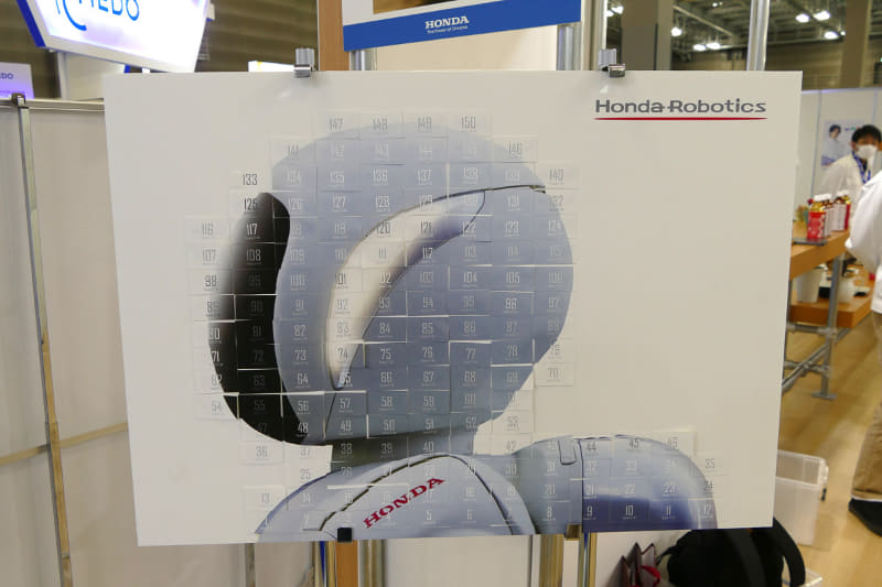 「UNI-ONE」試乗用の整理券でつくられたASIMO像