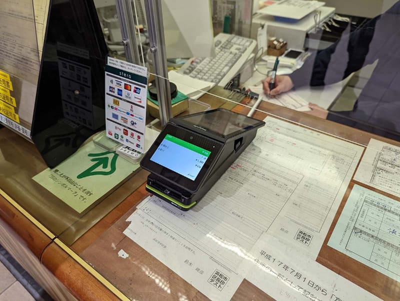 浜松市が中区役所に導入したキャッシュレス装置。こちらは現金の取り扱いは従来ながらの“ドロワー”を採用。カウンター奥側に見えるのがドロワー