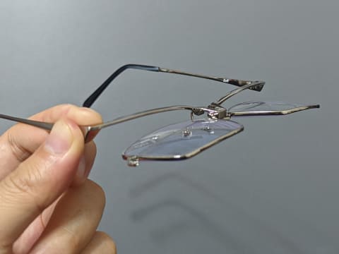 手元も見やすい跳ね上げ式メガネ Zoff「FLIP UP」 裏ワザで快適に