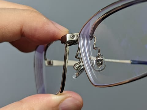 手元も見やすい跳ね上げ式メガネ Zoff「FLIP UP」 裏ワザで快適に