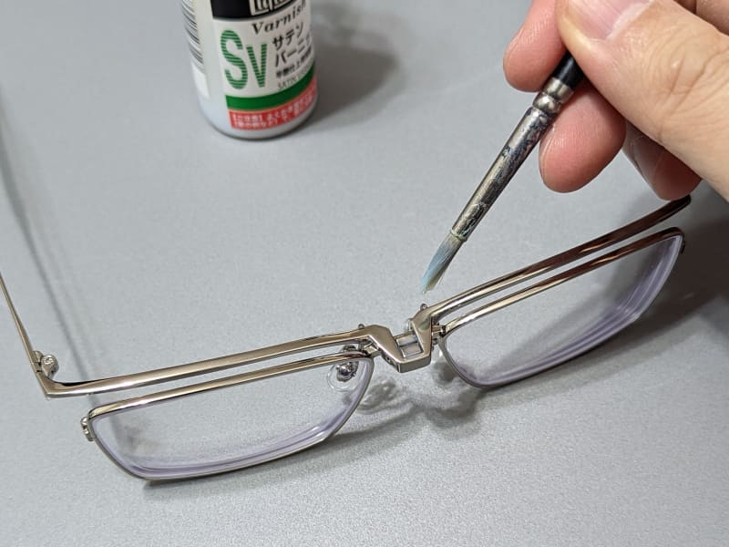 筆などに染み込ませ、ヒンジ部分に流し込みます