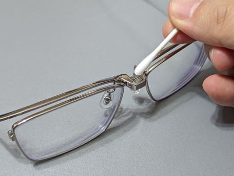 手元も見やすい跳ね上げ式メガネ Zoff「FLIP UP」 裏ワザで快適に