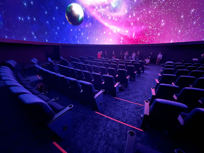 中央に投影機はなく映画館のような客席