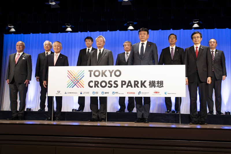 (左から)帝国ホテル 代表取締役社長 定保英弥氏、公共建物 代表取締役会長兼社長 山下耕平氏、三井不動産 代表取締役社長 菰田正信氏、NTT東日本 代表取締役社長 社長執行役員 井上福造氏、NTT 代表取締役社長 社長執行役員 澤田純氏、NTTアーバンソリューションズ 代表取締役社長 社長執行役員 中川裕氏、東京電力ホールディングス 代表執行役社長 小早川智明氏、中央日本土地建物 代表取締役社長 平松哲郎氏、第一生命保険 代表取締役社長 稲垣精二氏、東京センチュリー 代表取締役社長 野上誠氏
