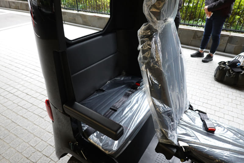 後部座席には可動式のアームレストも装備しています