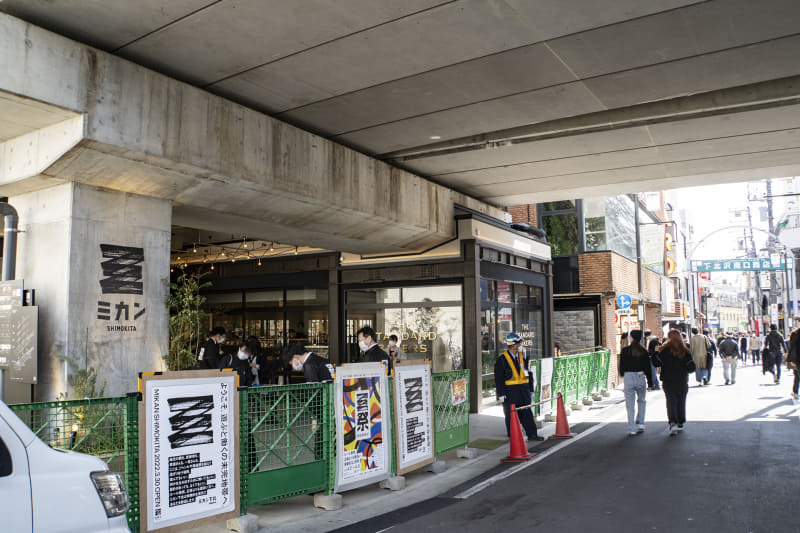 写真右手の通りが下北沢南口商店街