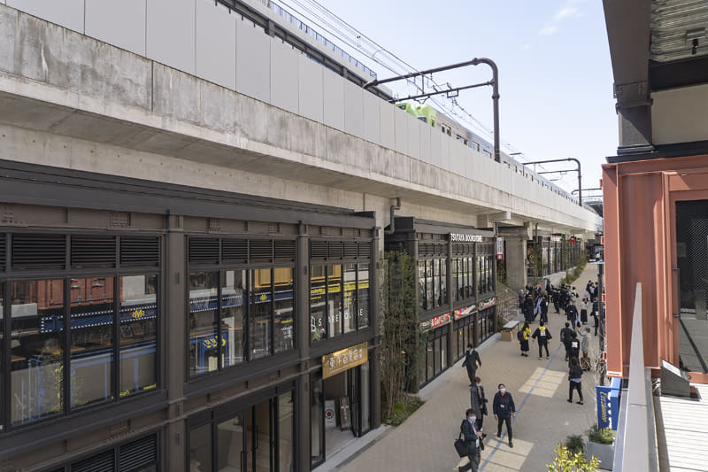 施設の上を京王井の頭線が走る