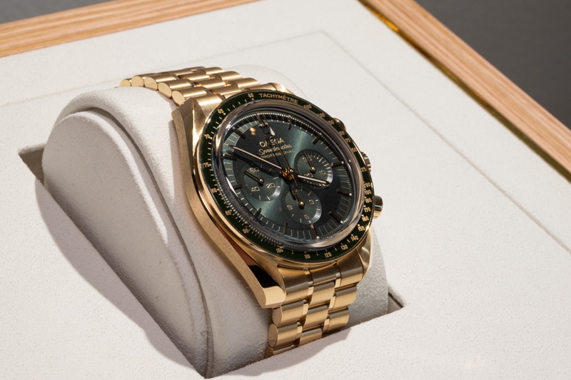 オメガ スピードマスター ムーンウォッチ ムーンシャインゴールド、465万3,000円。上品なダークグリーンのダイヤルも特徴