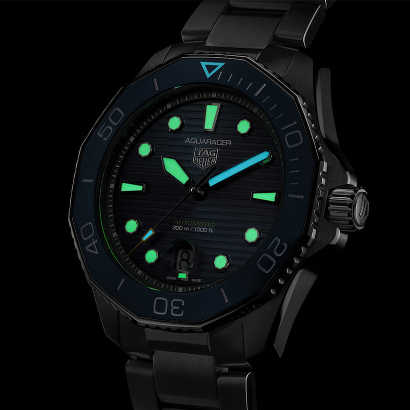 夜光塗料でしっかりと判読できるダイヤル。タグ・ホイヤー アクアレーサー プロフェッショナル300