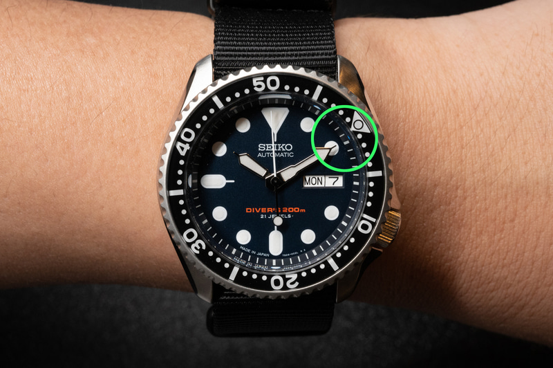 【2】潜水開始時、分針の先に回転ベゼルの「0」の部分(▼印)を合わせます