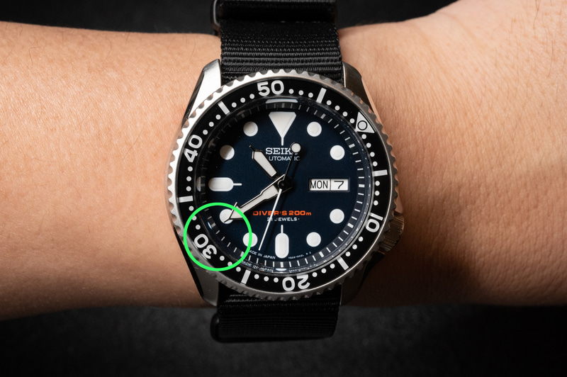 【3】分針が指す回転ベゼルの目盛り(30)を読むと、潜ってから30分経ったことがわかります